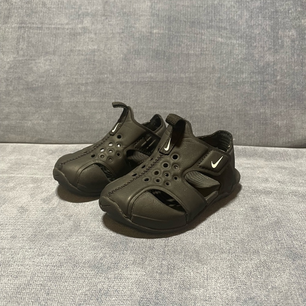 Nike Sunray Protect 2 Toddler sandals size 6